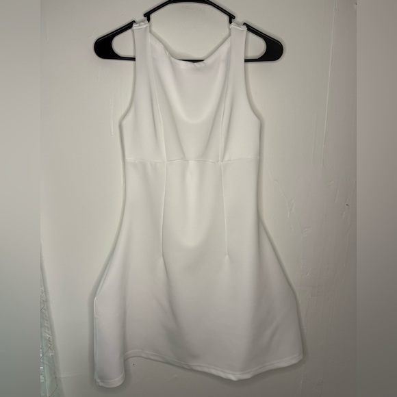 Elegant White Sleeveless Dress with Open Back - Picture 4 of 12